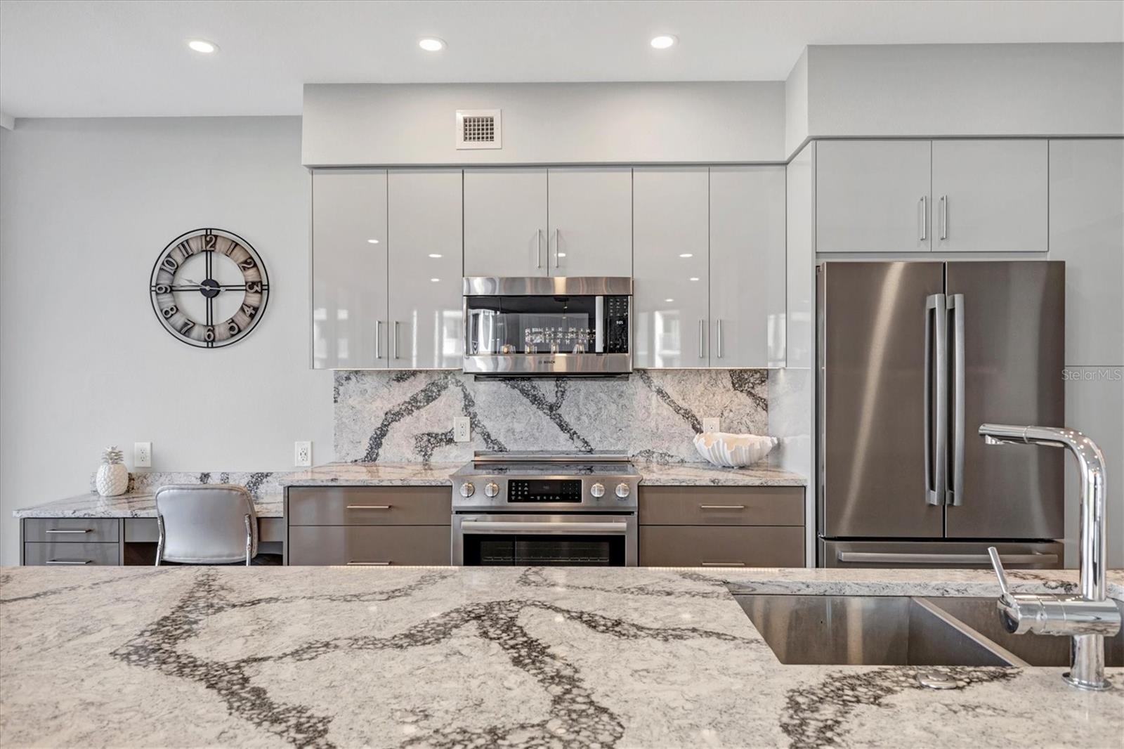 L ELEGANCE ON LIDO BEACH - Residential