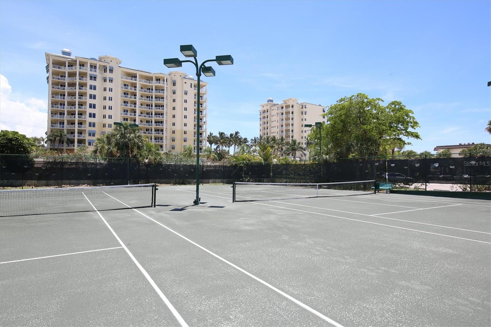 L ELEGANCE ON LIDO BEACH - Residential