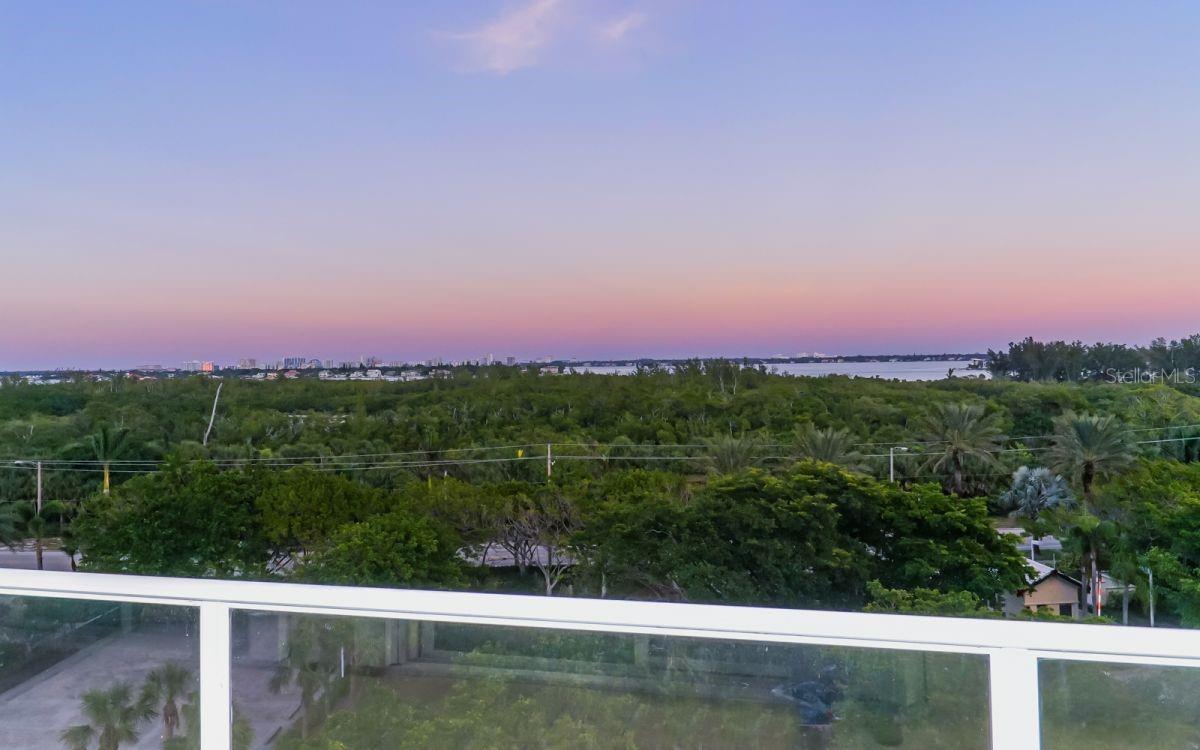 L ELEGANCE ON LIDO BEACH - Residential