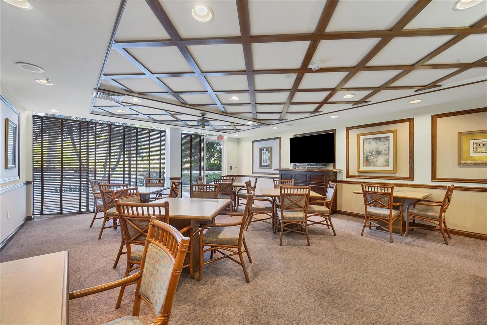 L ELEGANCE ON LIDO BEACH - Residential