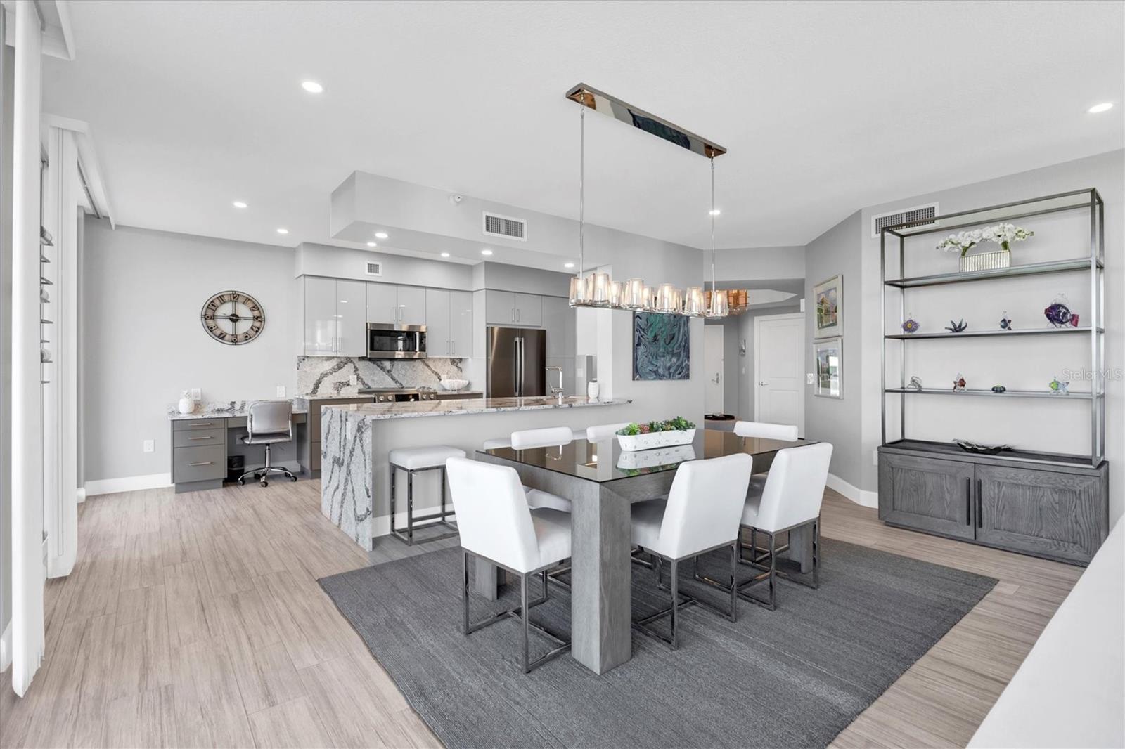 L ELEGANCE ON LIDO BEACH - Residential