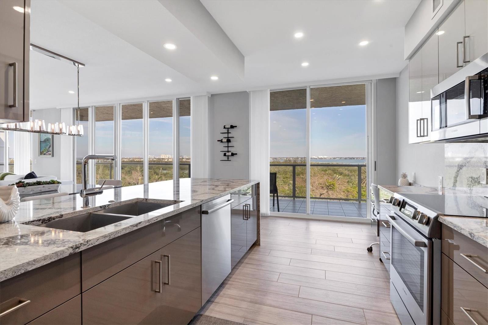 L ELEGANCE ON LIDO BEACH - Residential