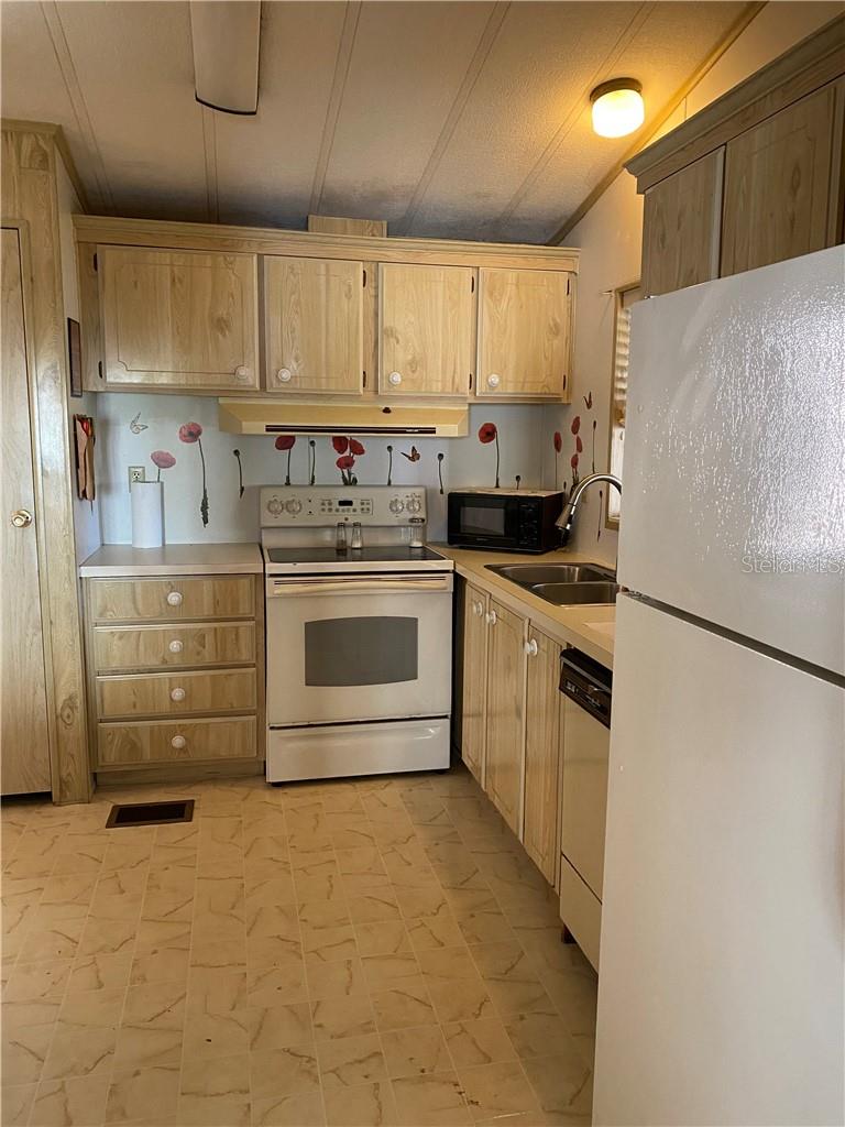 RIDGEWOOD MEADOWS CONDO PH I - Residential Lease