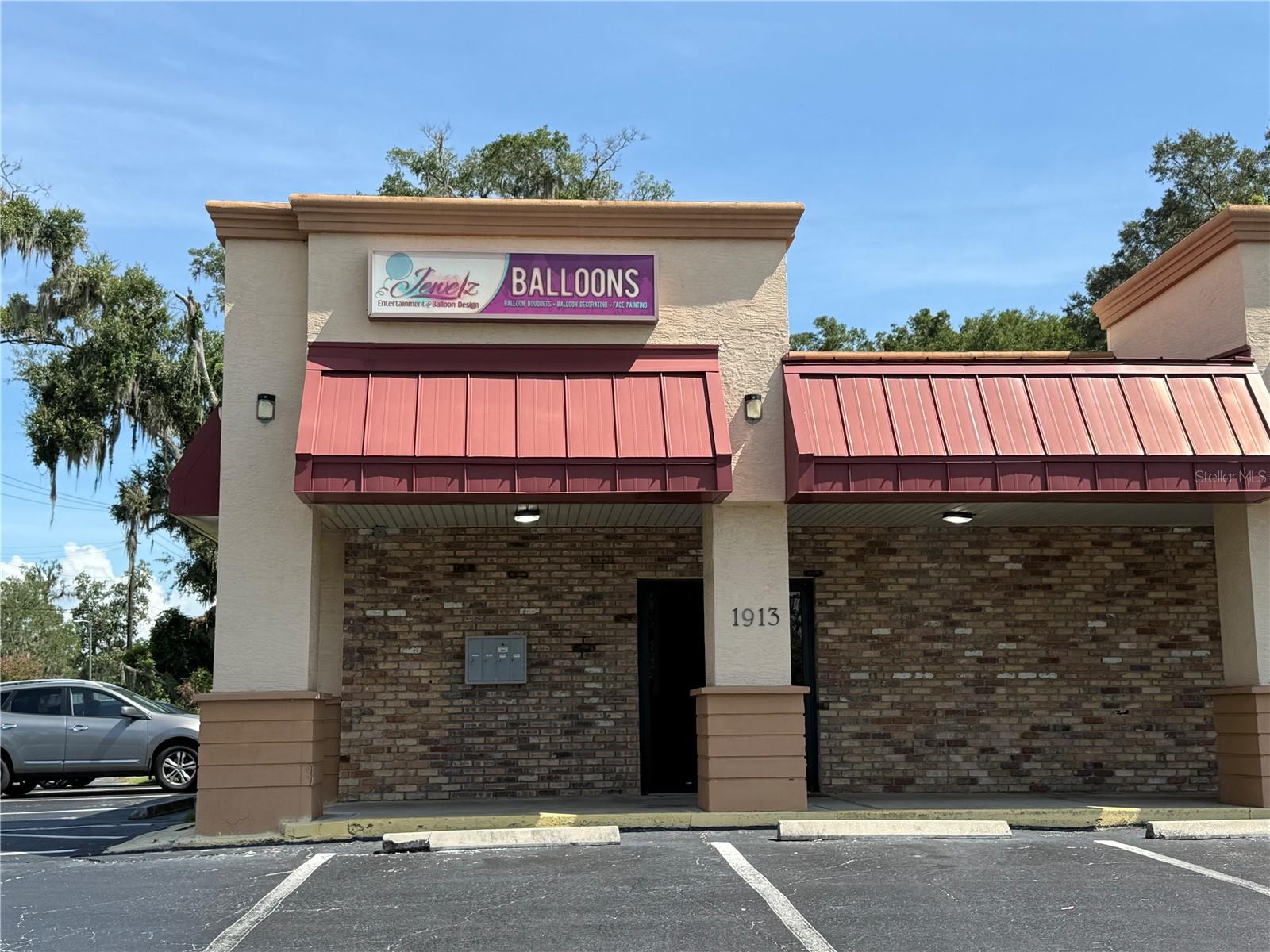 Located in a well-traveled retail corridor, this 1,321 SF open floorplan space offers excellent visibility and accessibility on NE 14th Street. The space is turn-key ready, ideal for a variety of retail or service-based businesses looking to establish or expand in a high-traffic location.
Open and flexible floorplan
Prominent frontage with great signage potential
Ample parking
Position your business for success in this prime retail space. Schedule a showing today!