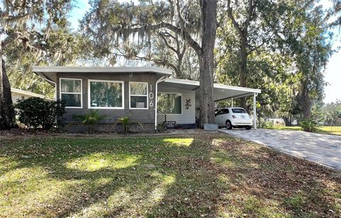 Photo of 106 Royal Palm Drive, Leesburg, FL 34748 (MLS # G5105189)