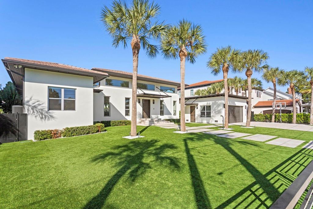 Photo of 5129 W Neptune Way, Tampa, FL 33609 (MLS # TB8434175)