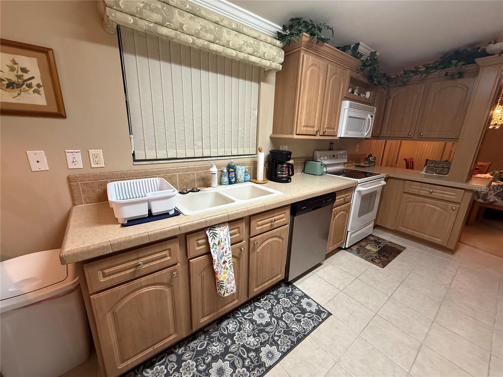 FLORAL LAKES - Residential Lease
