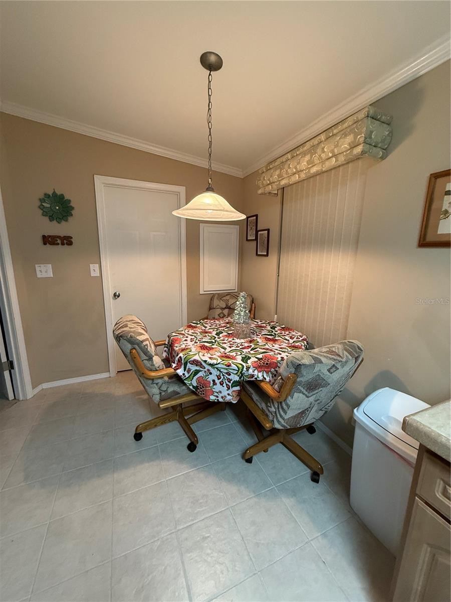 FLORAL LAKES - Residential Lease