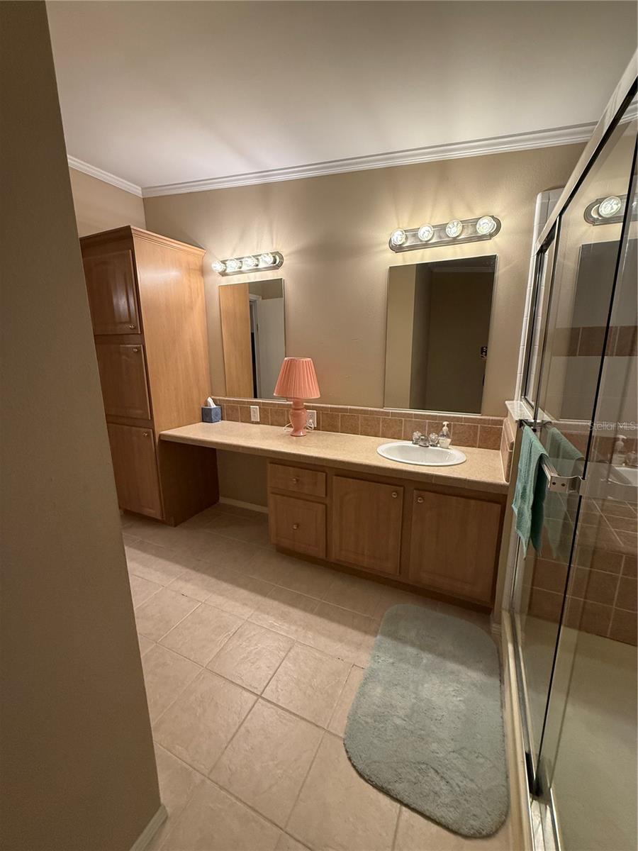 FLORAL LAKES - Residential Lease