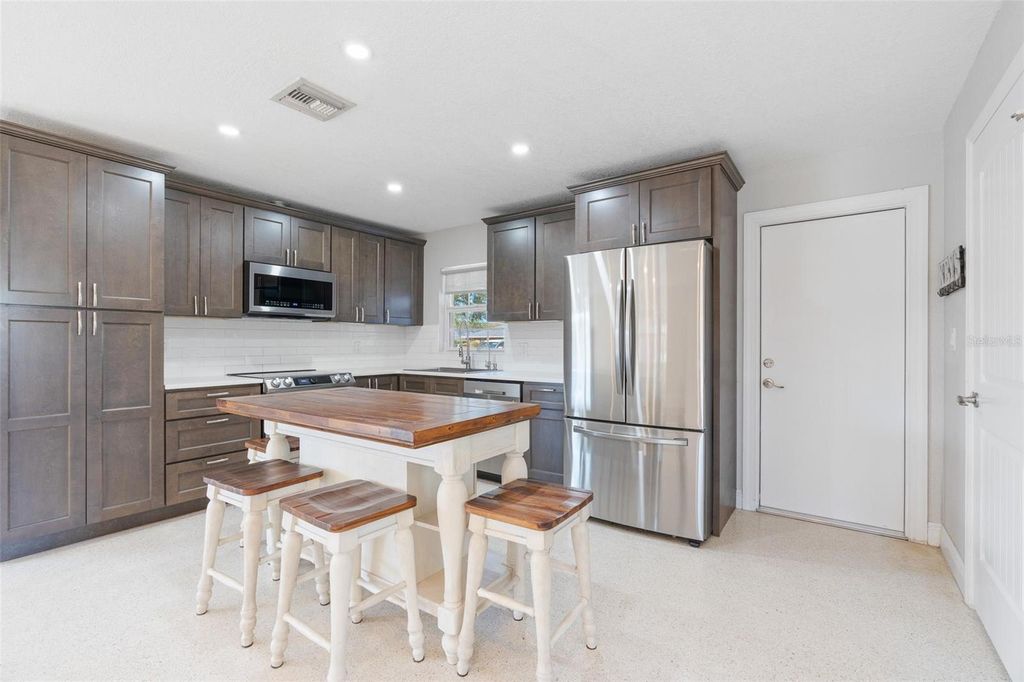 Photo of 611 Ensenada Drive, Orlando, FL 32825 (MLS # O6383403)