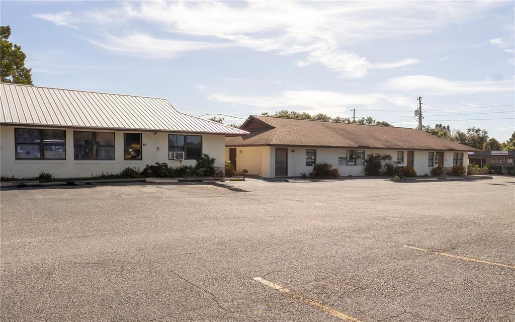 Photo of 915 E Alfred Street, Tavares, FL 32778 (MLS # G5103987)