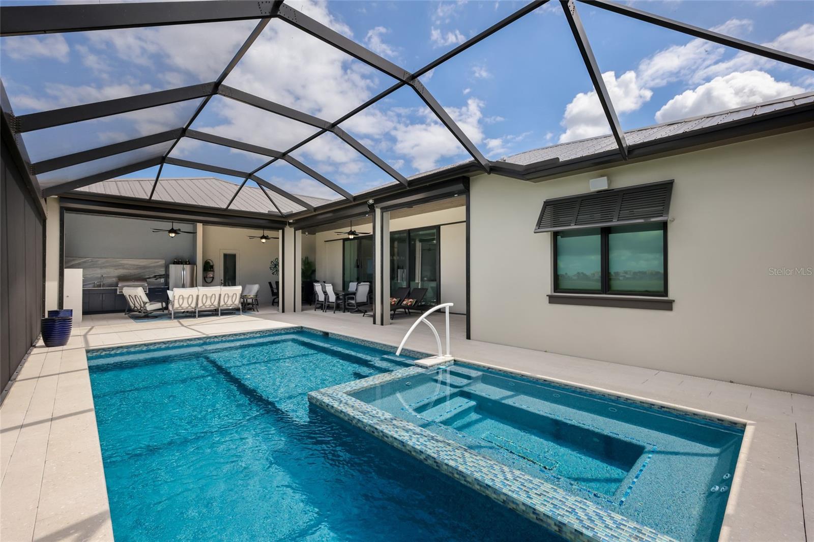 SANCTUARY COVE - Residential