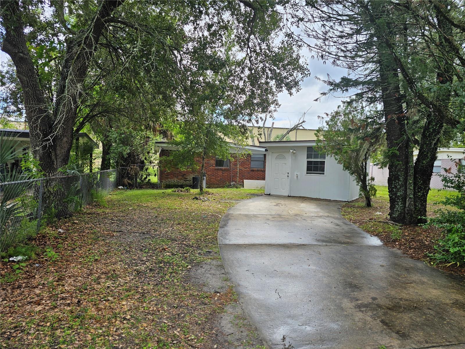 This is the great opportunity to the first-time buyer or investor, it affordable in the great growing in Winter Garden.