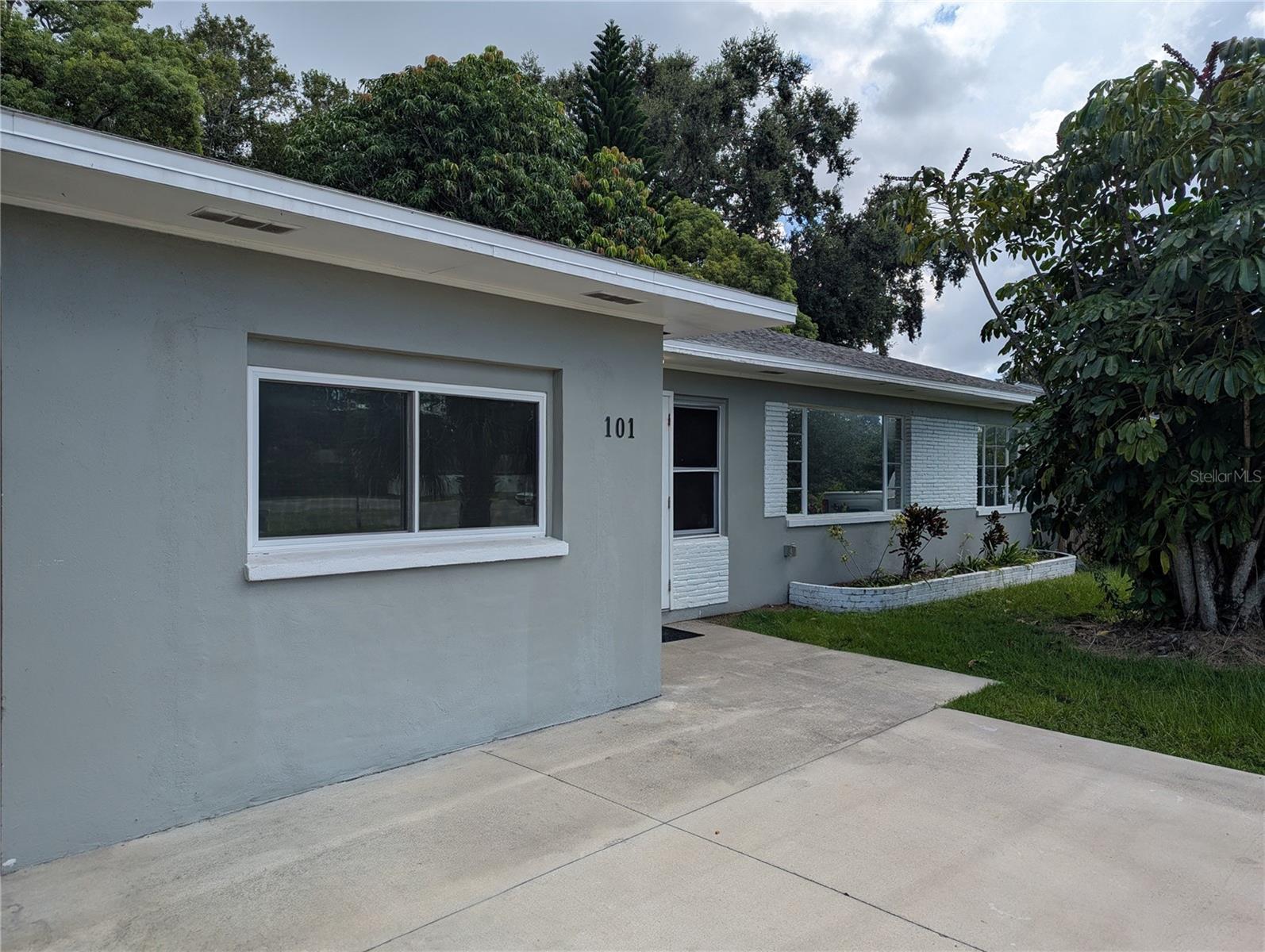 Clearwater 3/2 – Renovated & Ready!
Move-in-ready 3BR, 2BA with fresh renovations, large fenced yard, and huge screened patio. Prime location with easy access to US-19, beaches, St. Pete & Tampa. Pets welcome. Available now!