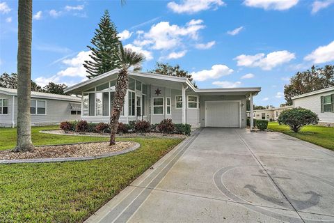 A home in TAVARES