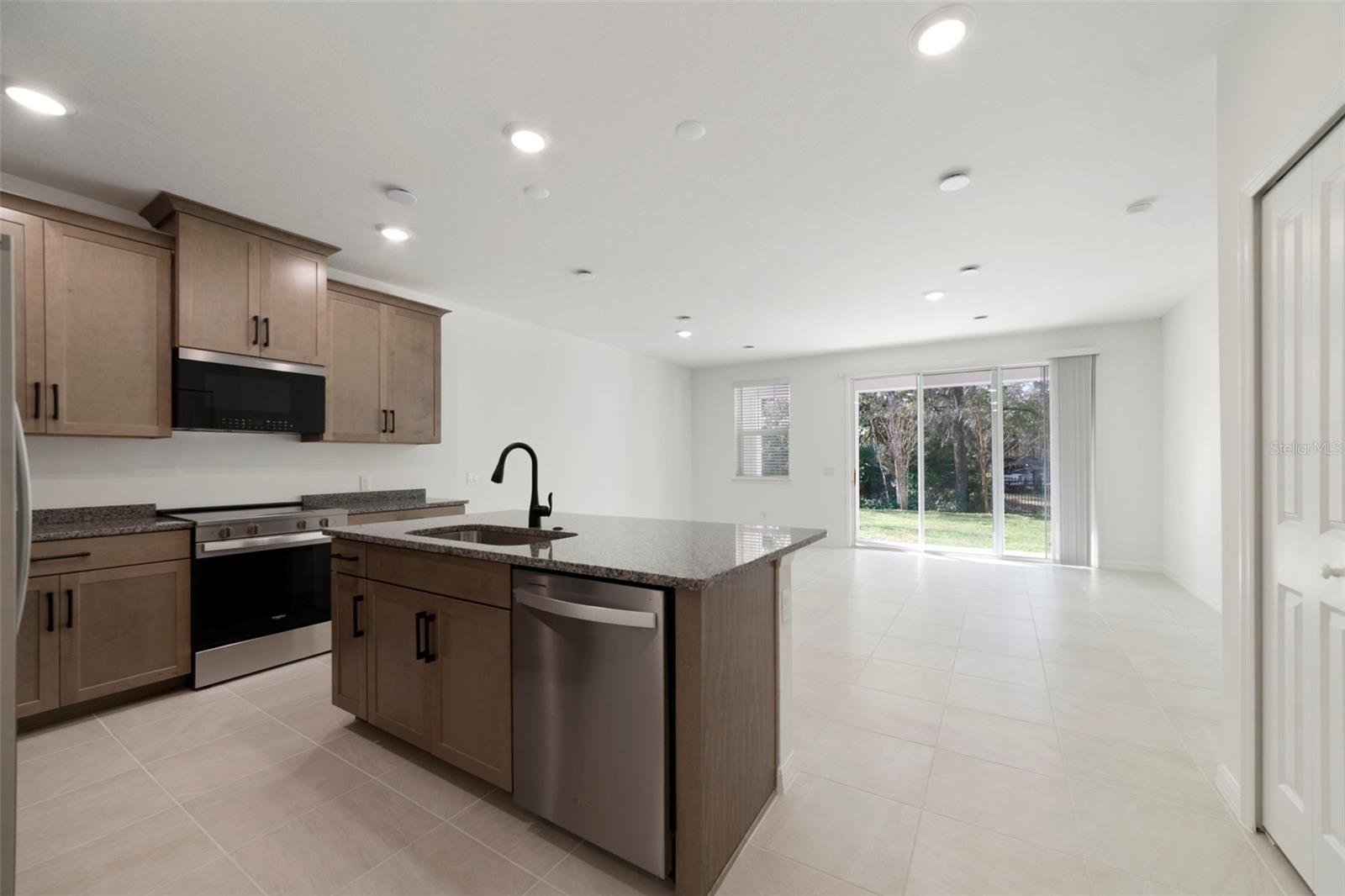 1689 GREENLEAF WOODS COVE