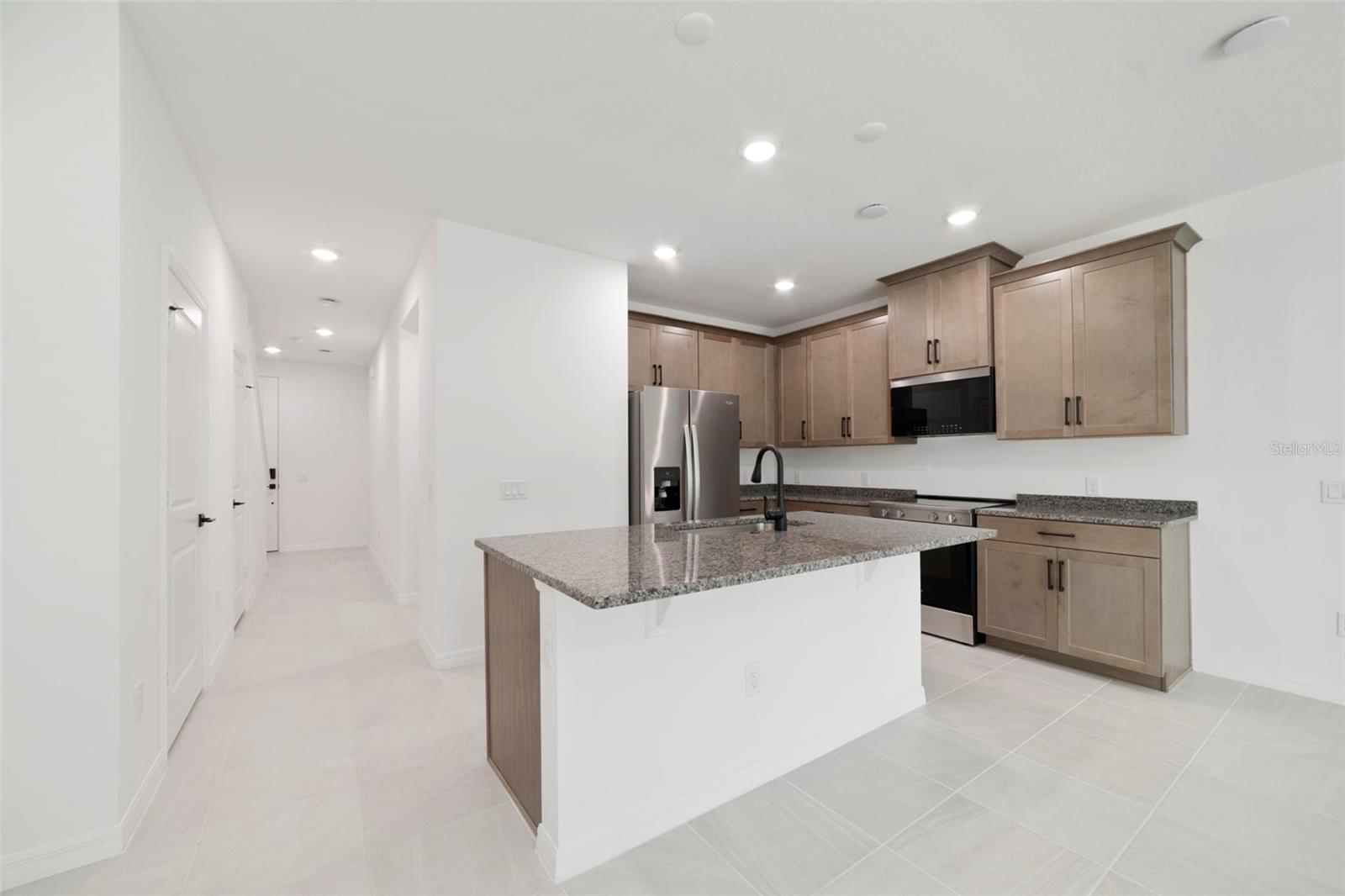 1689 GREENLEAF WOODS COVE