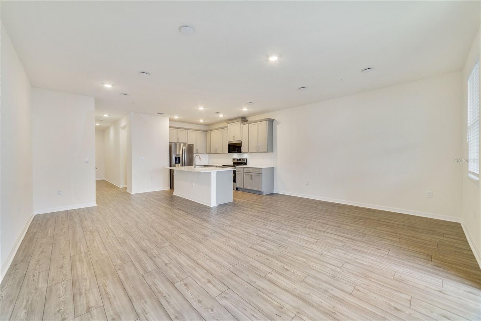 1689 GREENLEAF WOODS COVE