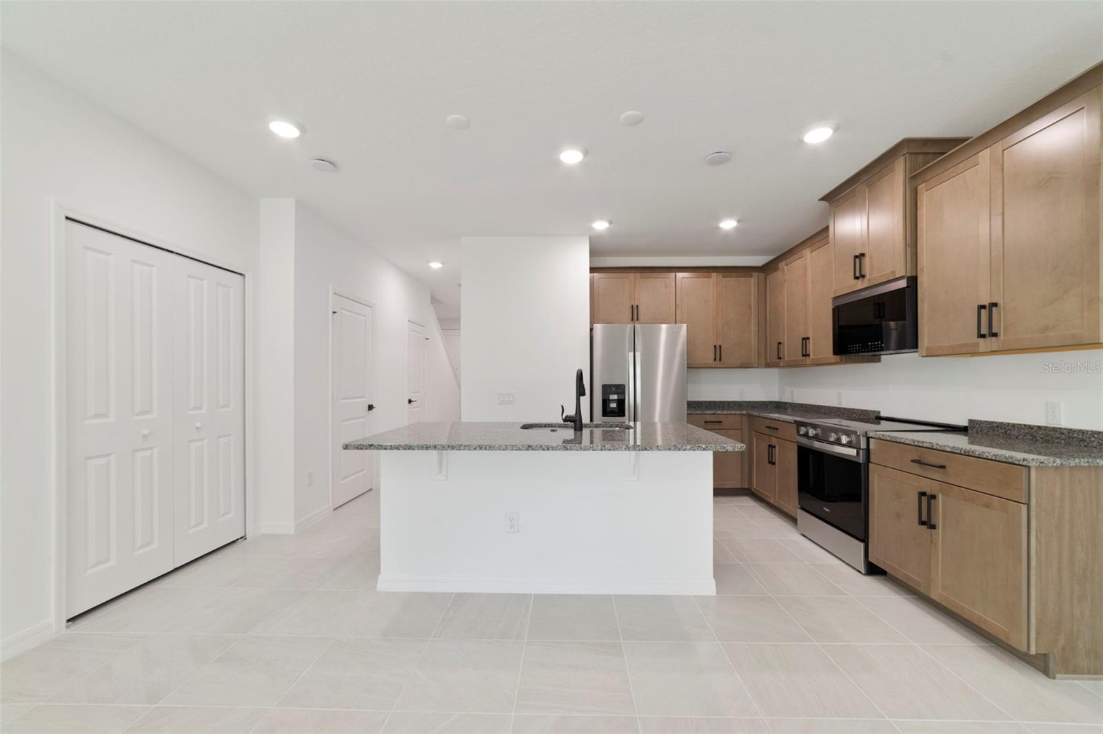 1689 GREENLEAF WOODS COVE