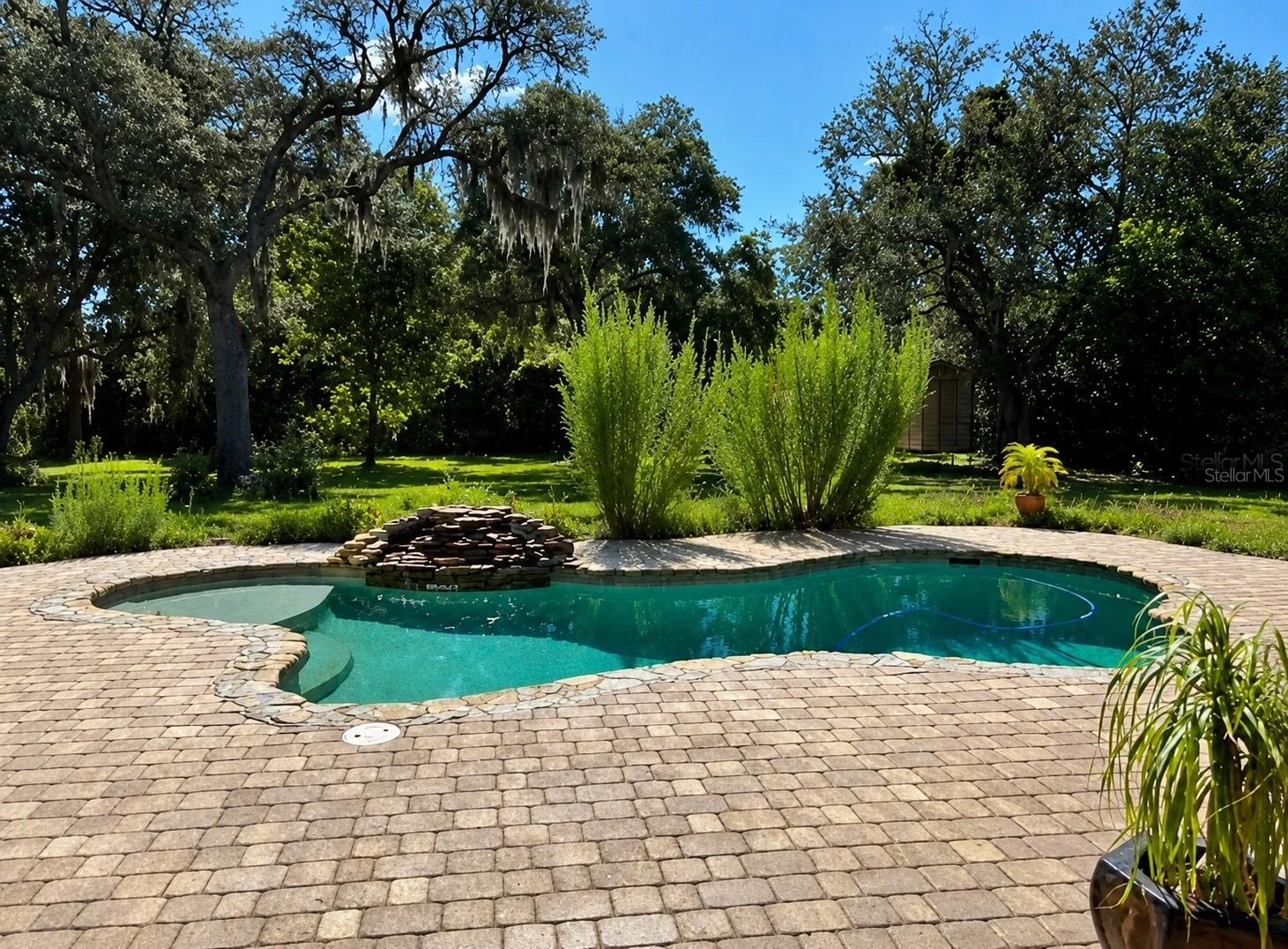 1521 SHADOW PINES DRIVE