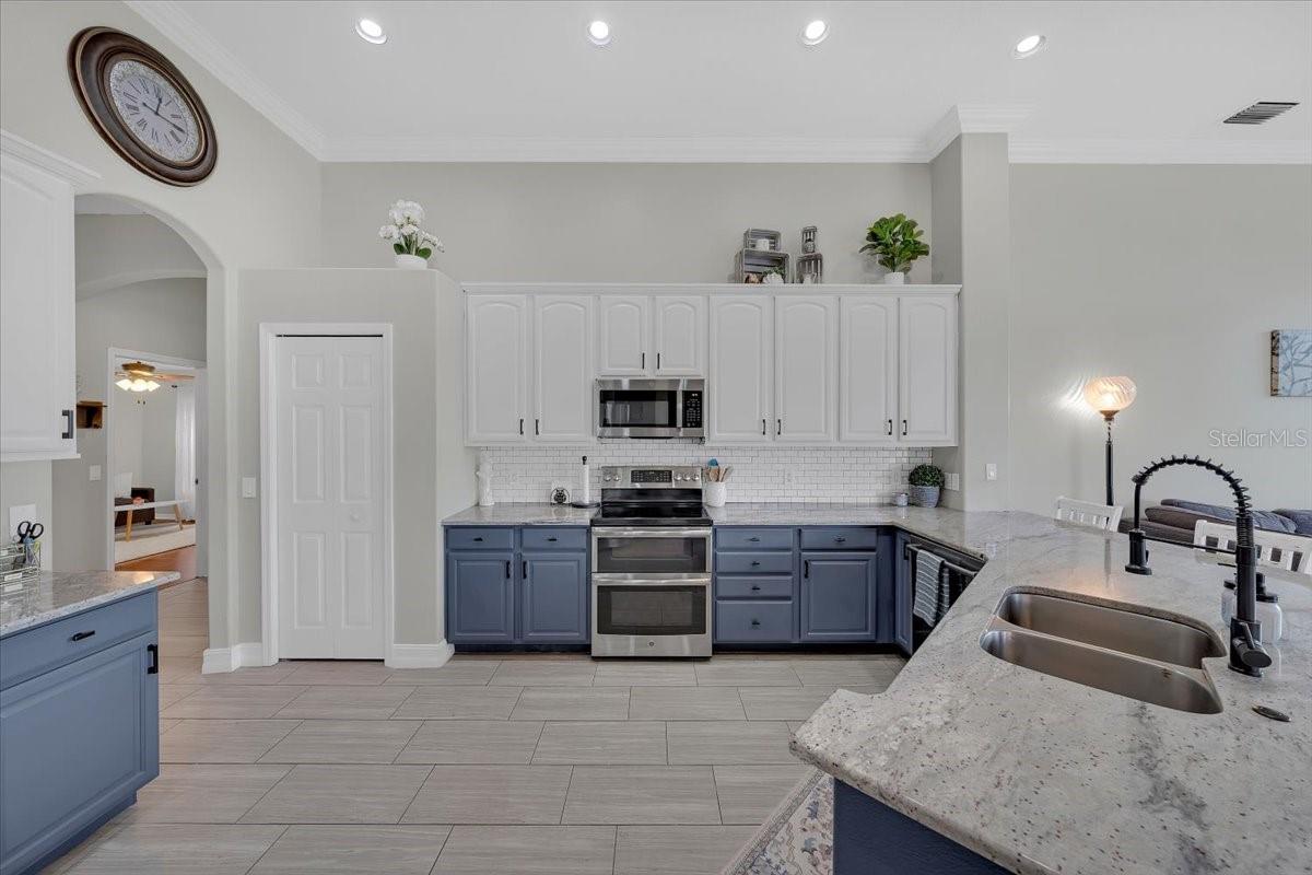 RIVER HILLS COUNTRY CLUB - Residential