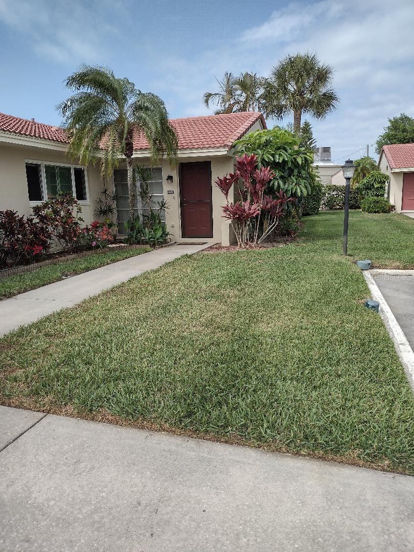 In Gulf Gate area,55+ community of Wooside Village West, annual rental, quiet & well maintained , 2b/2b villa, open floor plan & tile thru out. Renovated with new kitchen cabinets, granite counters, newest appliances. Baths remodeled with cabinets, granite counters, walk-in closet,new lighting ,unit painted. Brand new A/C system just been replaced. End unit with open patio in the back, greenview & yard. Designated parking & guest parking. Community with heated pool. Great location, less than a mile from Siesta Key beach with sugar powder sand, close to shopping, select restaurants.
I-75 interstate for easy commute. Sorry,no pets.