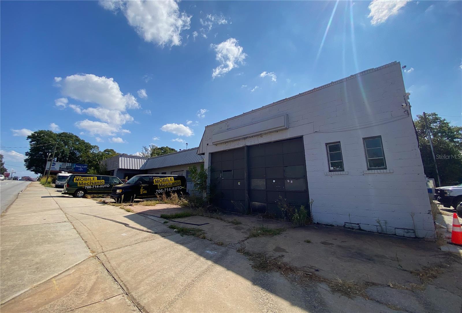 Main image without alt text