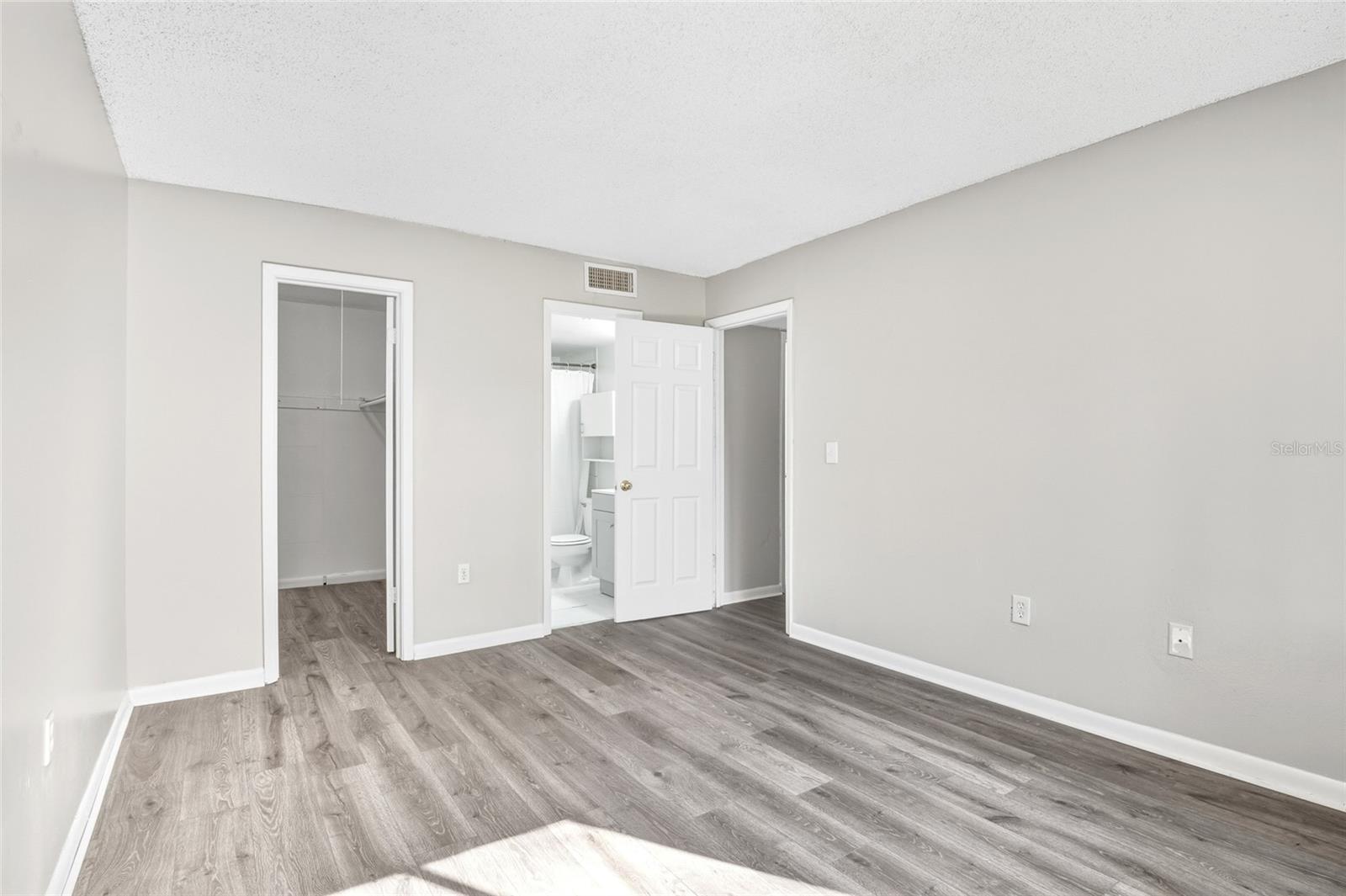 WIMBLEDON PARK CONDO 01 - Residential