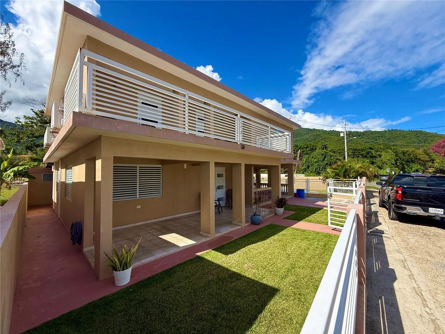 House with Pool and Ocean View – Ideal for Short-Term Rental

Bo. Guardarraya – Cofresí Sector, Patillas  
Easy access from Road #3

Excellent investment opportunity in a fully remodeled and equipped property, ideal for short-term rentals or a vacation home. Enjoy ocean views from both levels in a setting designed for relaxation and guest experience. Located just one minute walking distance from the beach.

Features:
- 4 bedrooms  
- 3 bathrooms  
- Approximate capacity for 14 or more guests  
- Modern fully equipped kitchen  
- New split unit air conditioners  
- Security windows  
- Fully furnished and ready to operate  

Amenities:
- Swimming pool  
- Double balcony with ocean view  
- Terrace ideal for BBQ and entertainment  
- Carport  
- Outdoor bathroom in pool area  
- 20 kW power generator  

This property is ready to generate income from day one and offers strong potential for short-term rental.

Lot Size: 451 square meters  
Tax ID: 423-071-311-12