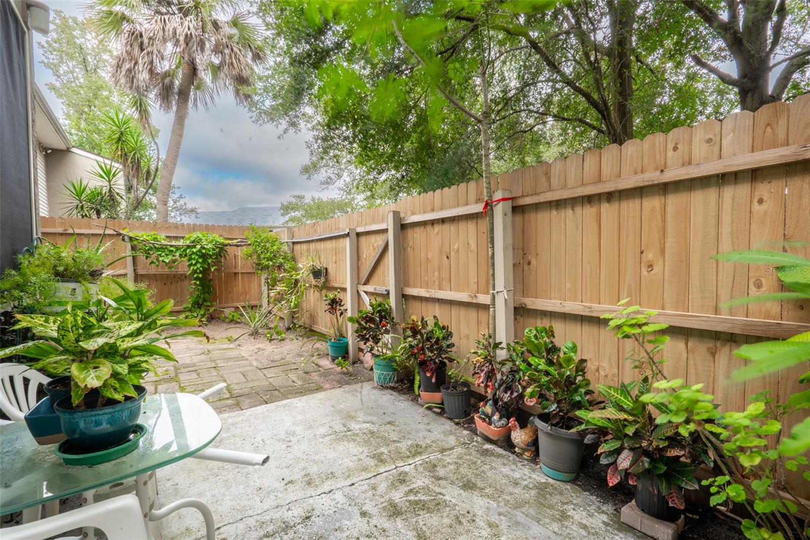 ERROL OAKS CONDO 01 - Residential