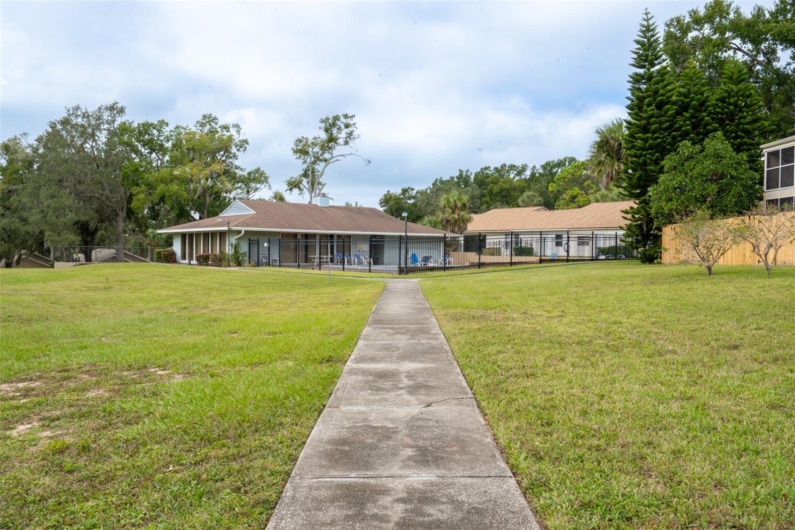 ERROL OAKS CONDO 01 - Residential