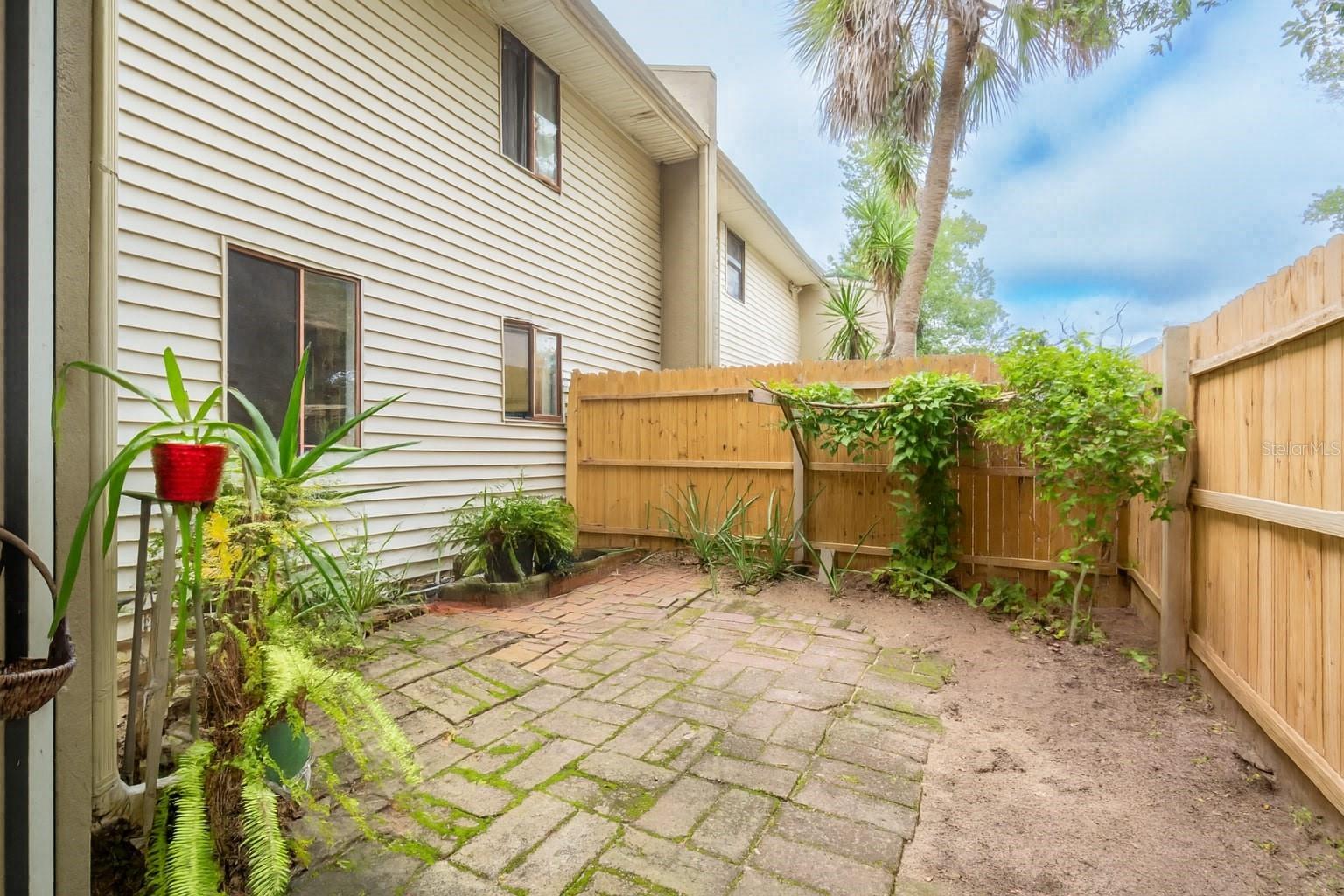 ERROL OAKS CONDO 01 - Residential