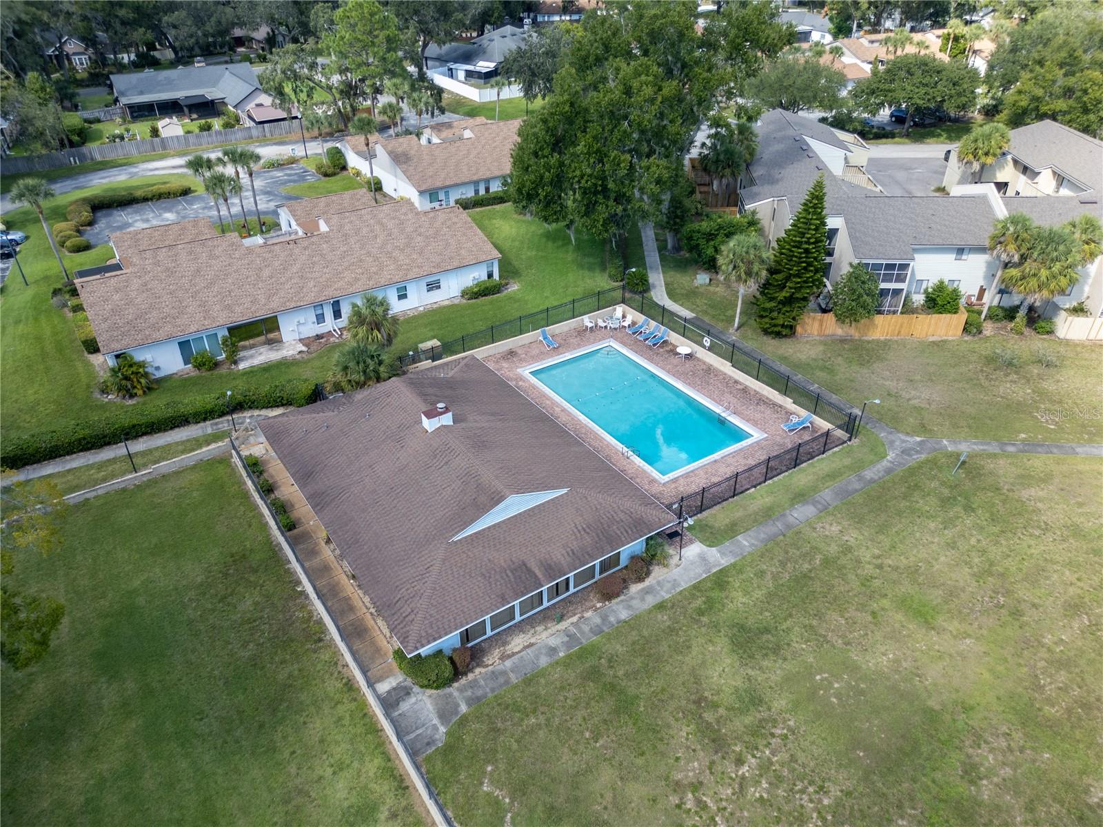 ERROL OAKS CONDO 01 - Residential