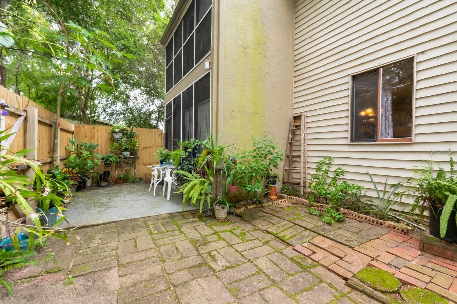 ERROL OAKS CONDO 01 - Residential