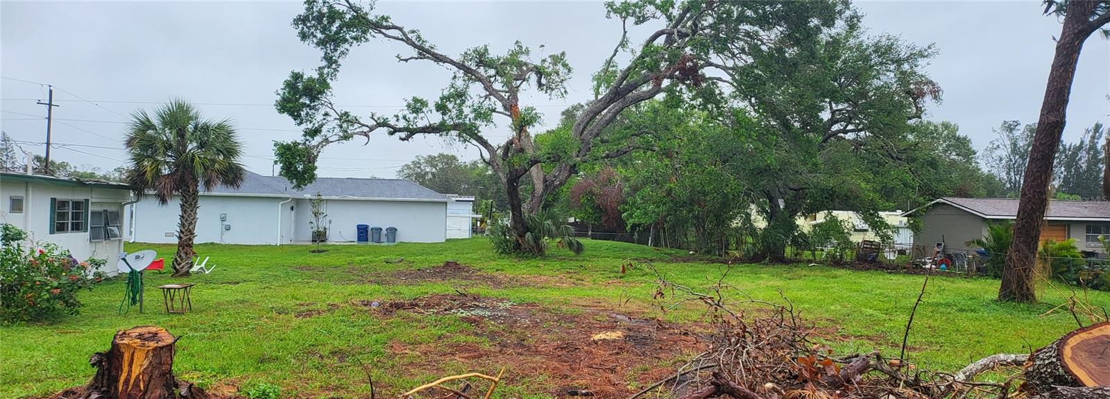 Looking for a place to build you new home or moblie home? Here you go, short drive to the beach and quick acess to the I75, Build one or two