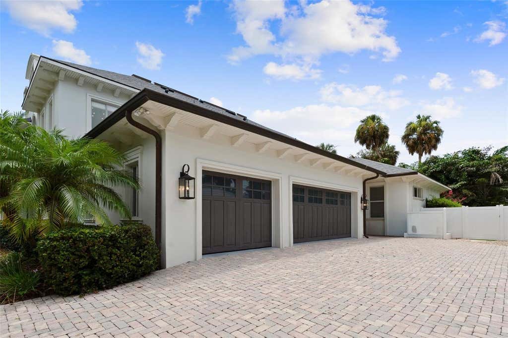 Photo of 4406 W Azeele Street, Tampa, FL 33609 (MLS # TB8528677)