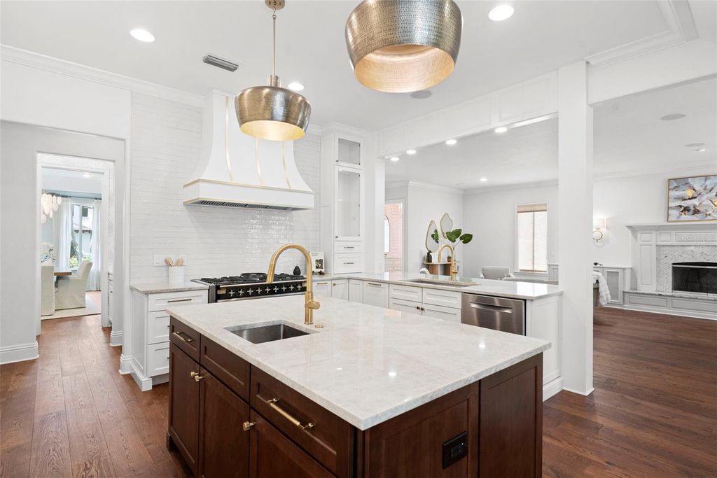 Photo of 4406 W Azeele Street, Tampa, FL 33609 (MLS # TB8528677)