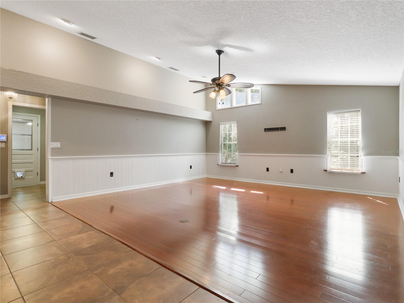 994 COUNTRY LAKE CIRCLE