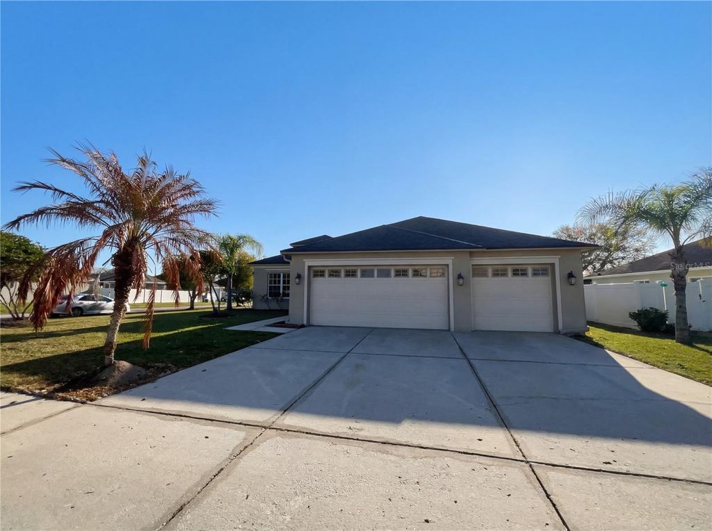 Photo of 2304 Hamlet Circle, Lakeland, FL 33810 (MLS # TB8486679)