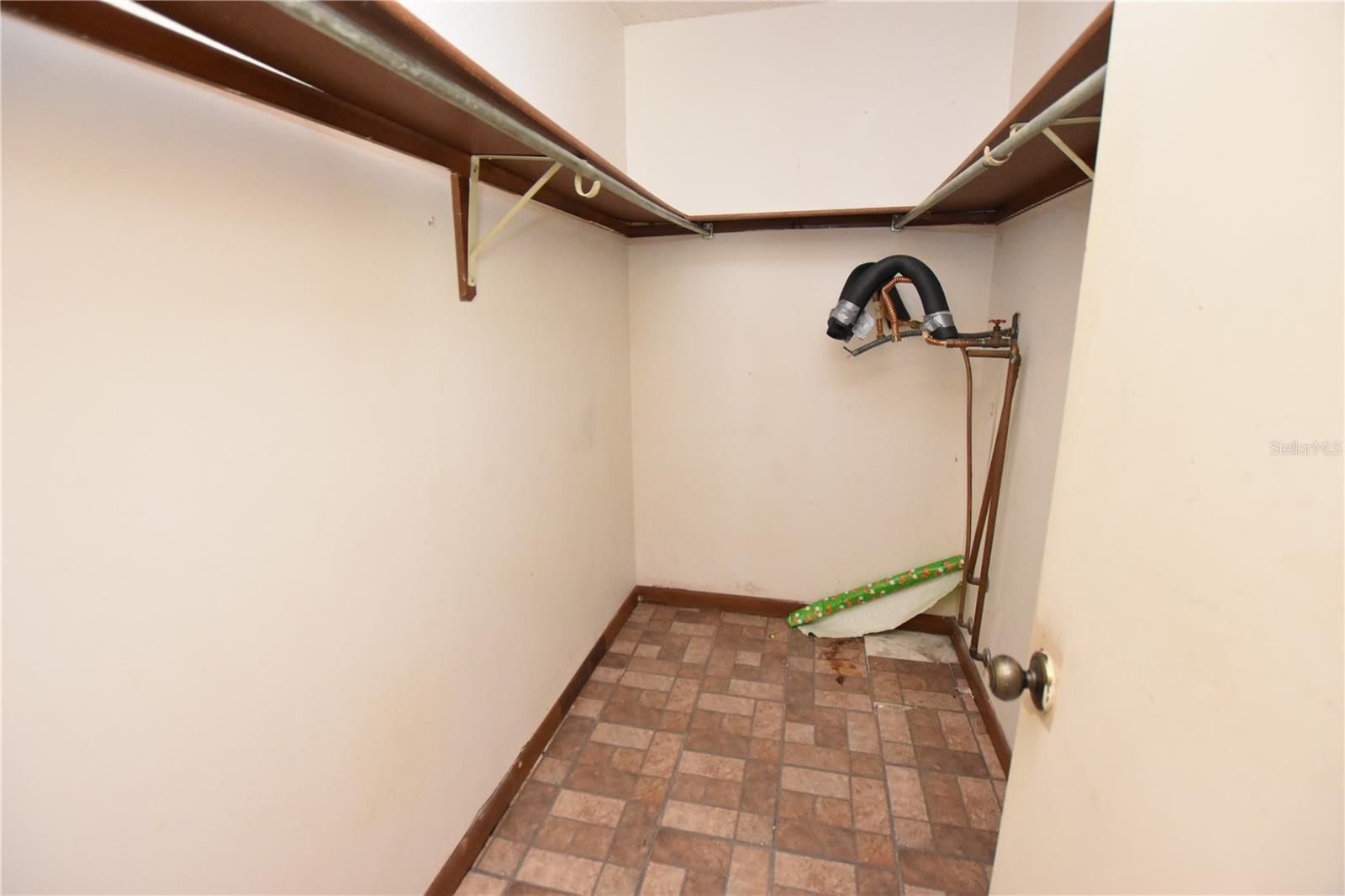 LAKEWOOD PARK - Residential Income