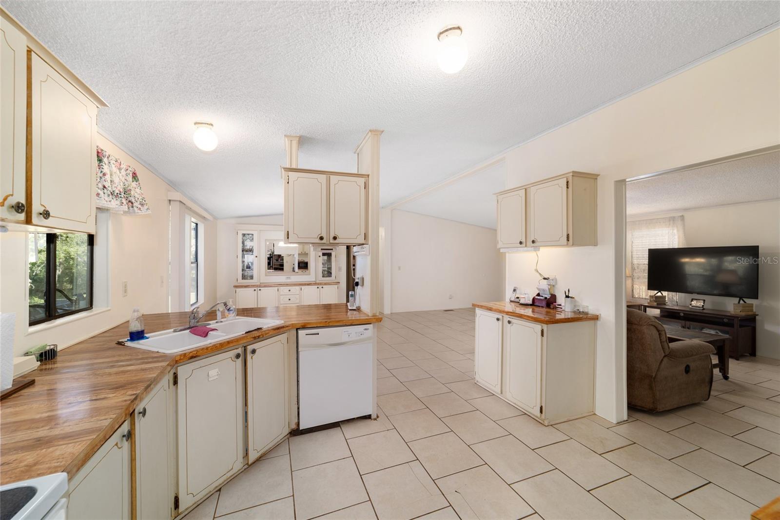 ROLLING OAKS MINI RANCHES - Residential