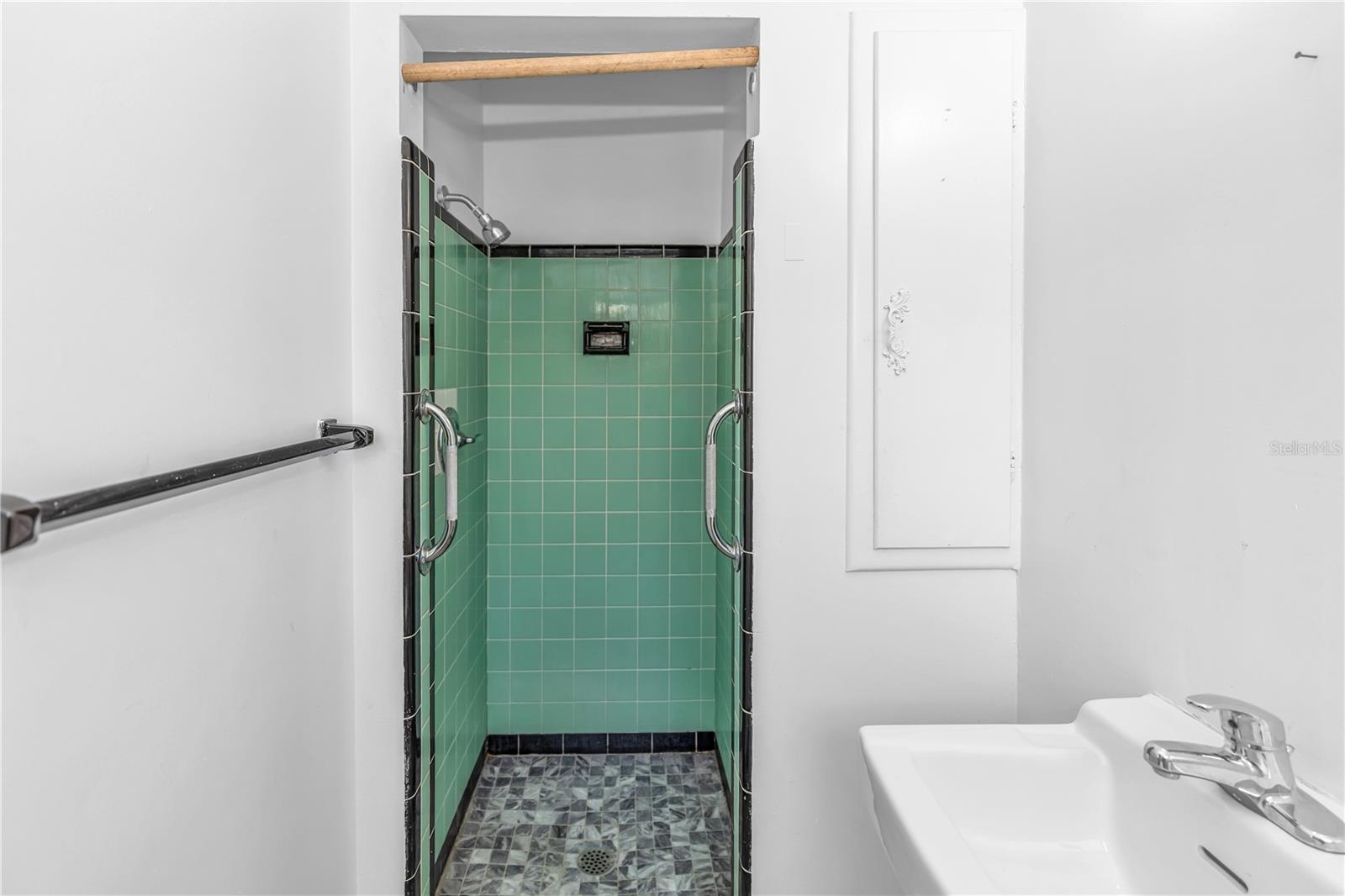 PINE HILLS PARK SUB - Residential Lease