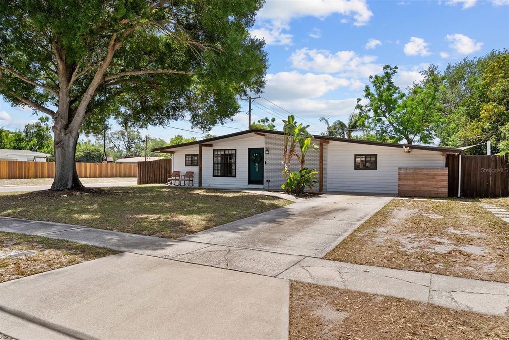 Photo of 3702 W Tyson Avenue, Tampa, FL 33611 (MLS # TB8500077)