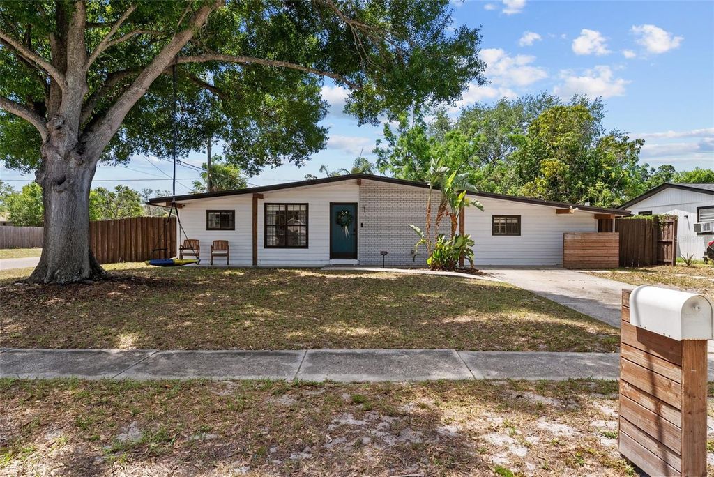 Photo of 3702 W Tyson Avenue, Tampa, FL 33611 (MLS # TB8500077)
