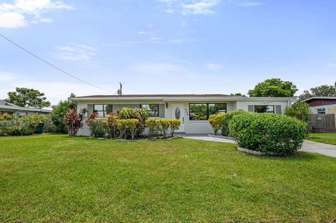 Photo of 532 Buckingham Avenue, Melbourne, FL 32935 (MLS # O6325357)