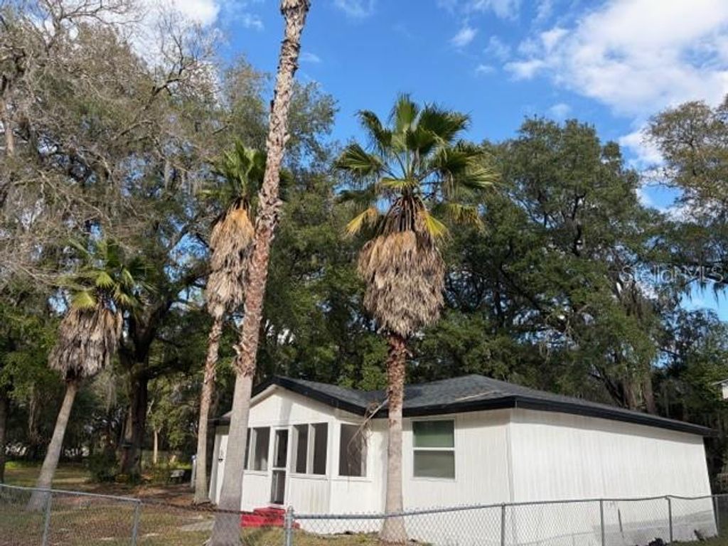 Photo of 6419 SE 215th Street, Hawthorne, FL 32640 (MLS # TB8510003)