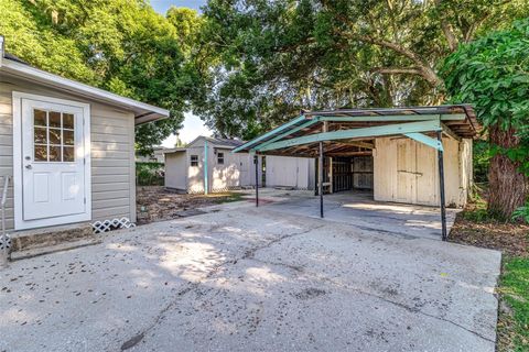 A home in AUBURNDALE