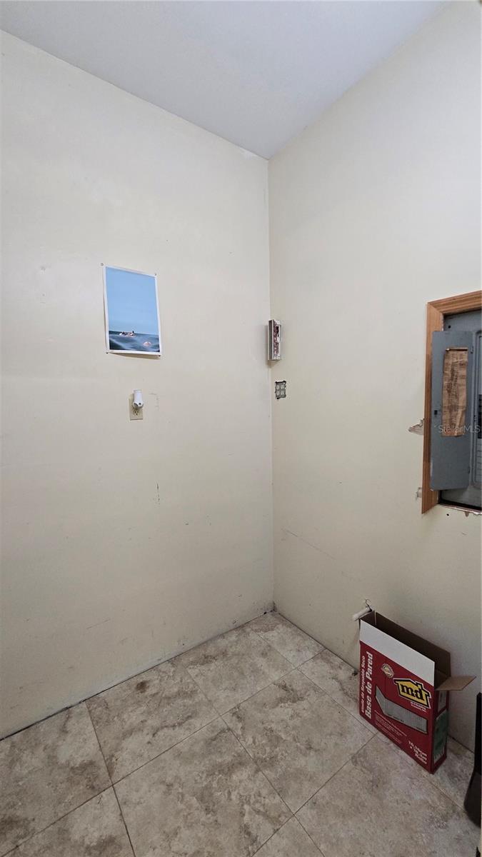 WORTH AVE COMM PARK - Commercial Lease