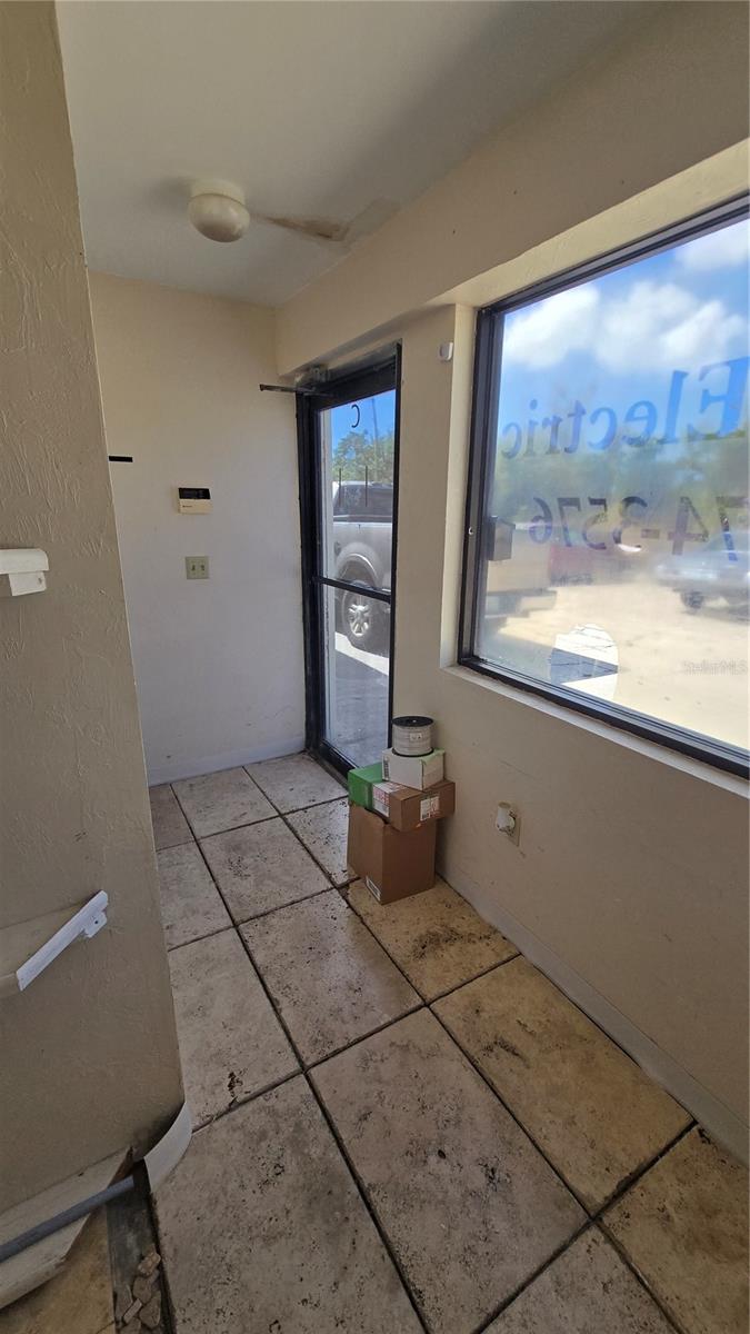 WORTH AVE COMM PARK - Commercial Lease