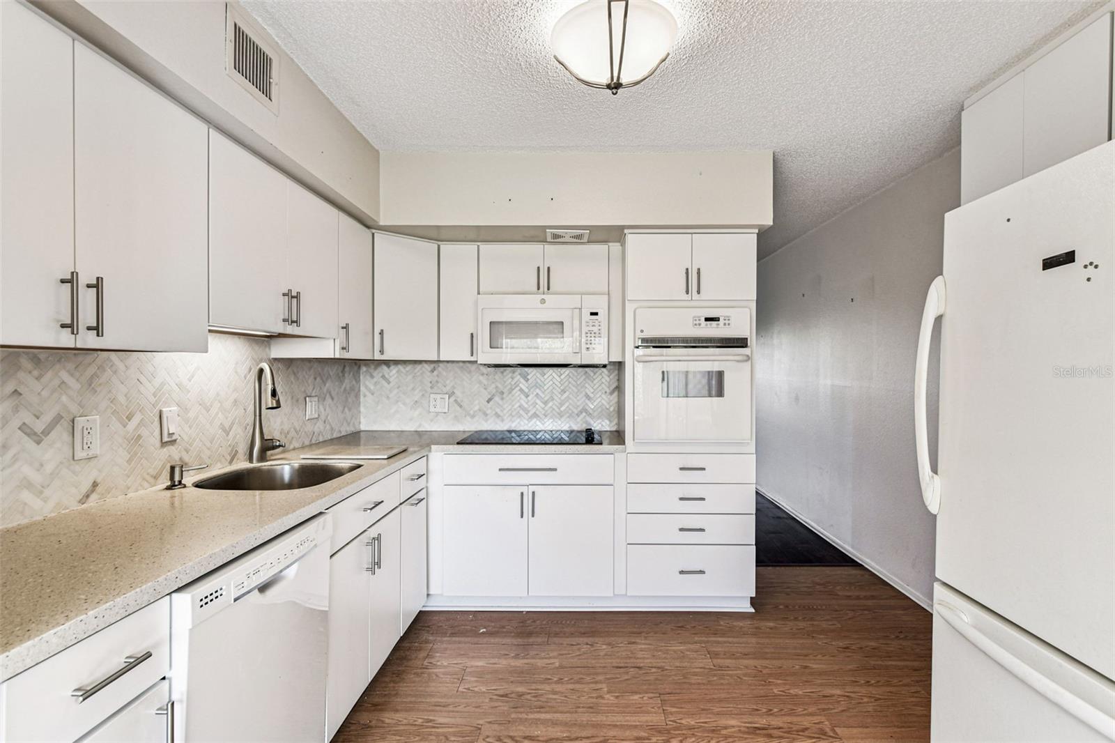 ON TOP OF THE WORLD - Residential